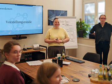 Foto (Lehnen & Partner): Schülerinnen des St.-Willibrord-Gymnasiums erhielten bei Lehnen & Partner praxisnahe Einblicke in Ausbildung, Duales Studium und die vielfältigen Karrierewege im Steuerfach.