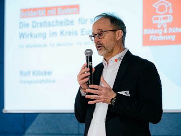  Foto (Wave/Euskirchen/pp/Agentur ProfiPress): Gelungener Pitch: DRK-Kreisgeschäftsführer Rold Klöcker überzeugte mit seiner Kurzbewerbung die zweitmeisten der rund 80 geladenen Gäste in der Ideenfabrik. 