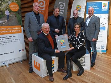 Foto (Eifel Tourismus GmbH): Stolz präsentieren Aufsichtsratsvorsitzender Aloysius Söhngen (li) und Landrätin Julia Gieseking (stellvertretende Vorsitzende des Aufsichtsrates) die Auszeichnung als EIFEL Arbeitgeber.