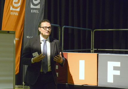 Foto (Eifel Tourismus): Prof. Dr. Jan-Thomas Bachmann, Hochschule Trier referierte zum Thema: Wann ist ein Arbeitgeber für Berufseinsteiger interessant? – Sieben Maßnahmen zur Steigerung der Arbeitgeberattraktivität