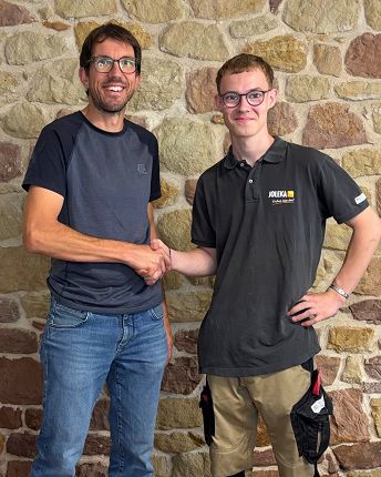 Foto ( Joleka): Geschäftsführer Daniel Rieder begrüßt Benjamin Koch im Team. 