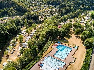 Foto (Campingpark Eifel): Luftaufnahme Campingpark Eifel