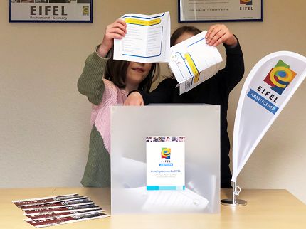 Foto (RME): Die Glücksfeen ziehen die Gewinner. 