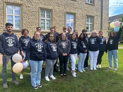 Foto (Schwesternverband): 17 neue Schülerinnen und Schüler in der dreijährigen generalistischen Pflegeausbildung