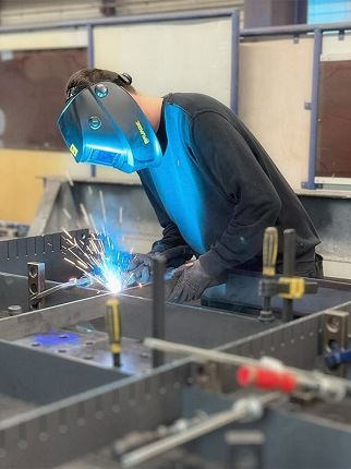 Foto (Seitz): Schon in konkrete Projekte involviert - Azubi Mason und Dualer Student Philipp