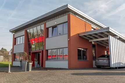 Foto (J. Hank): Mit Firmensitz am Ortsrand von Hillesheim