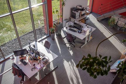 Foto (J. Hank): Transparente und luftige Architektur